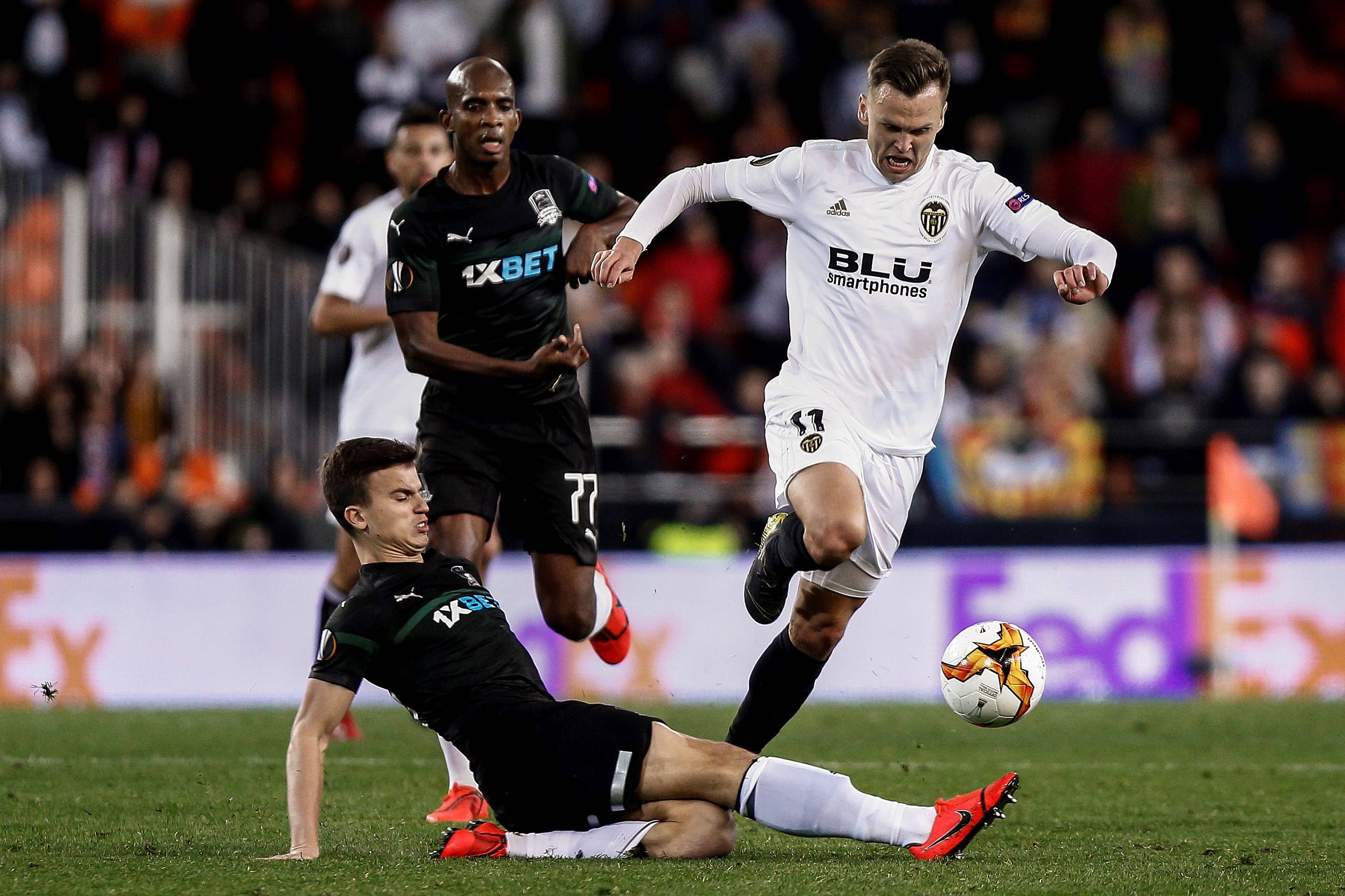 国际米兰客场大胜,稳固联赛前三位置 国际米兰客场大胜,稳固联赛前三位置