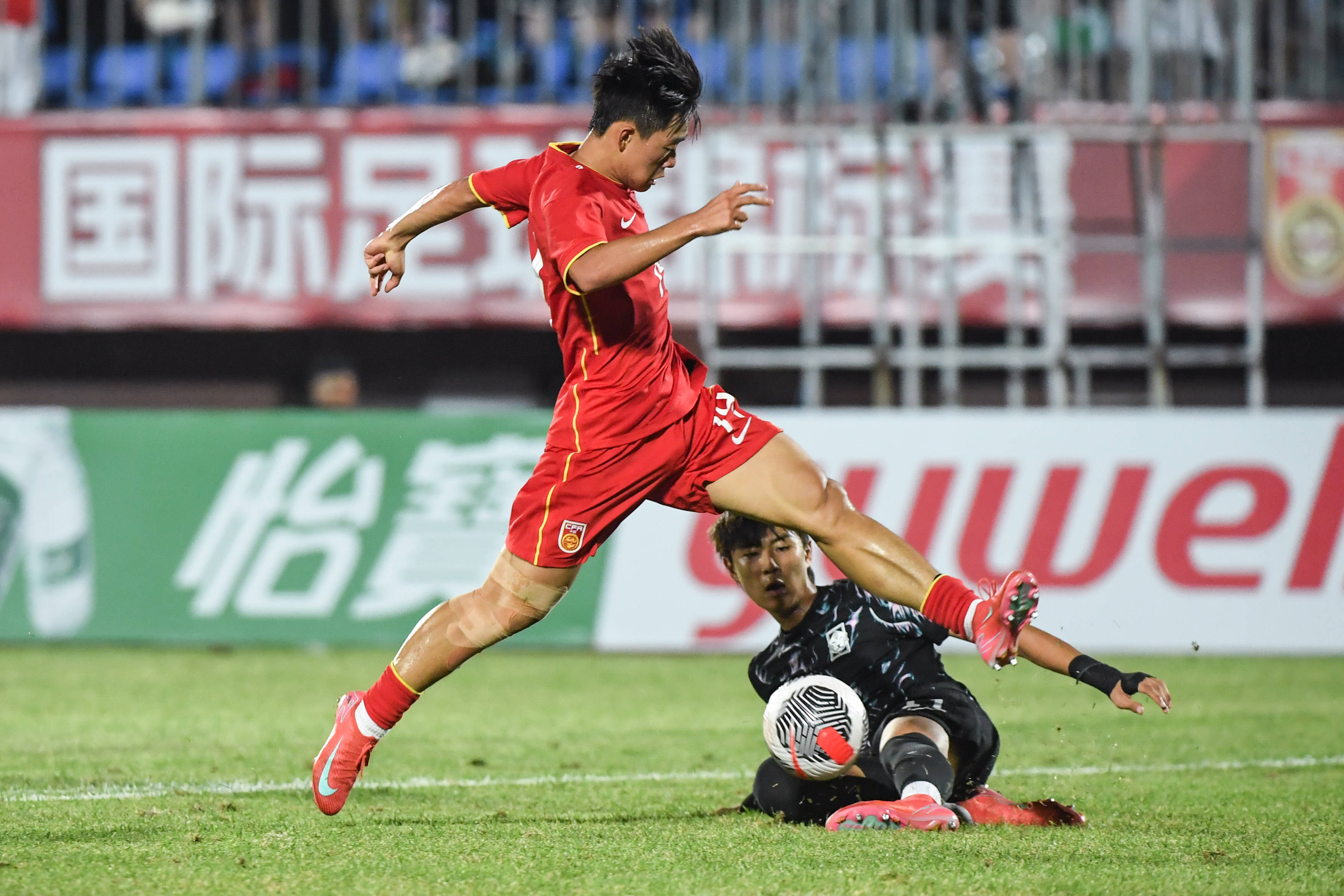 包含韩国队凭借精湛技术在足球场上取得胜利的词条 包含韩国队凭借精湛技术在足球场上取得胜利的词条