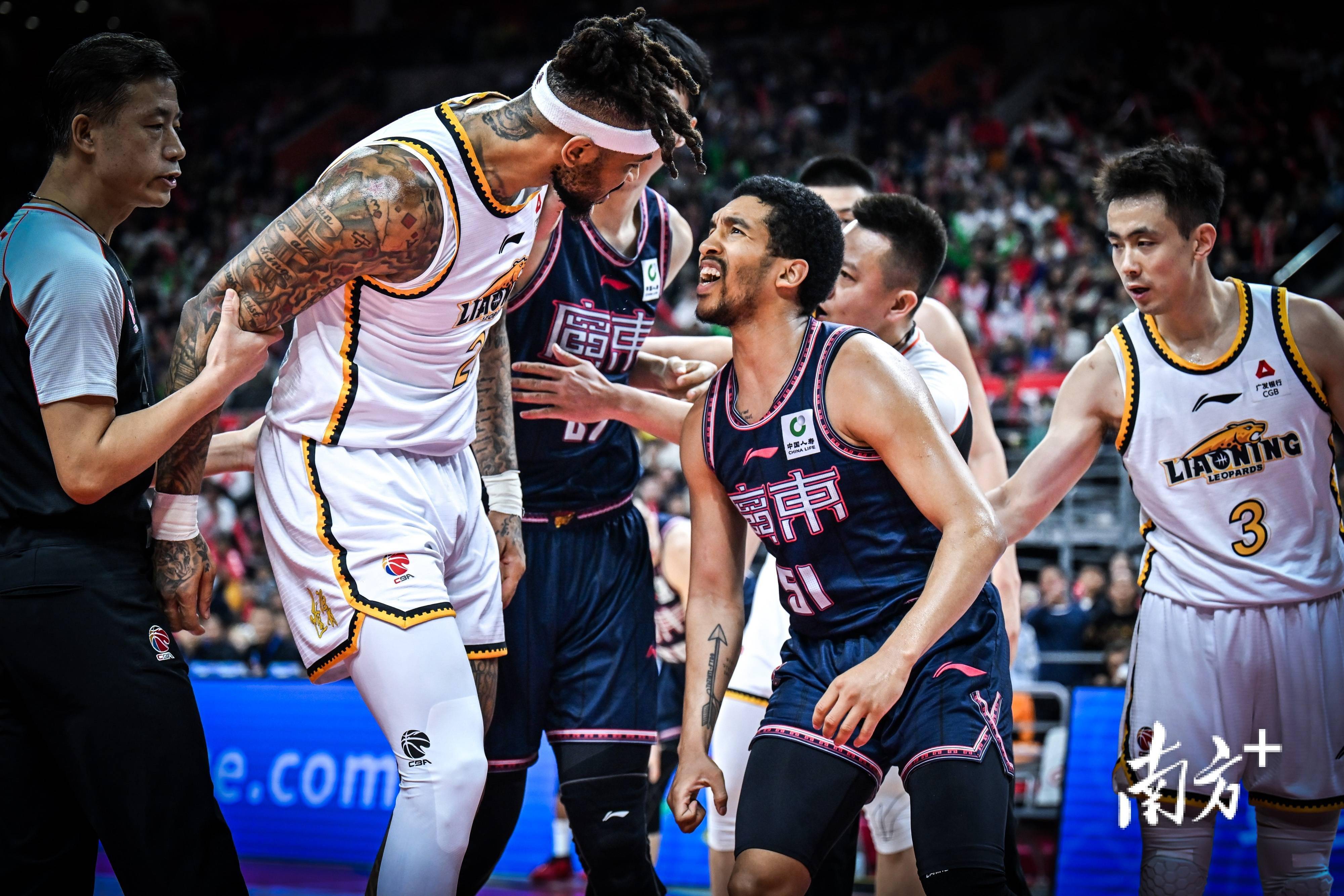 斗志昂扬球队备战，赛场局势激烈(斗志昂扬球队备战,赛场局势激烈怎么形容)